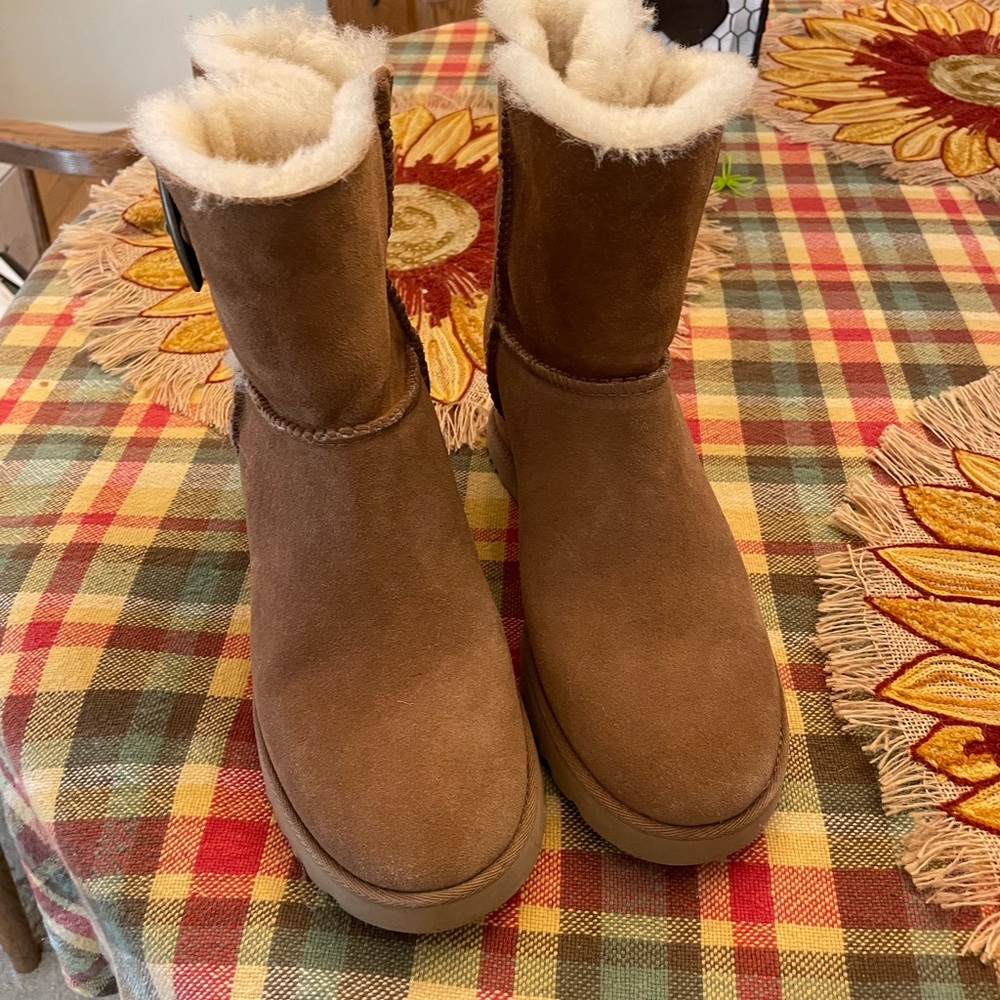 Ugg classic femme toggle wedge boot in chestnut suede size 7.5.  Worn only once